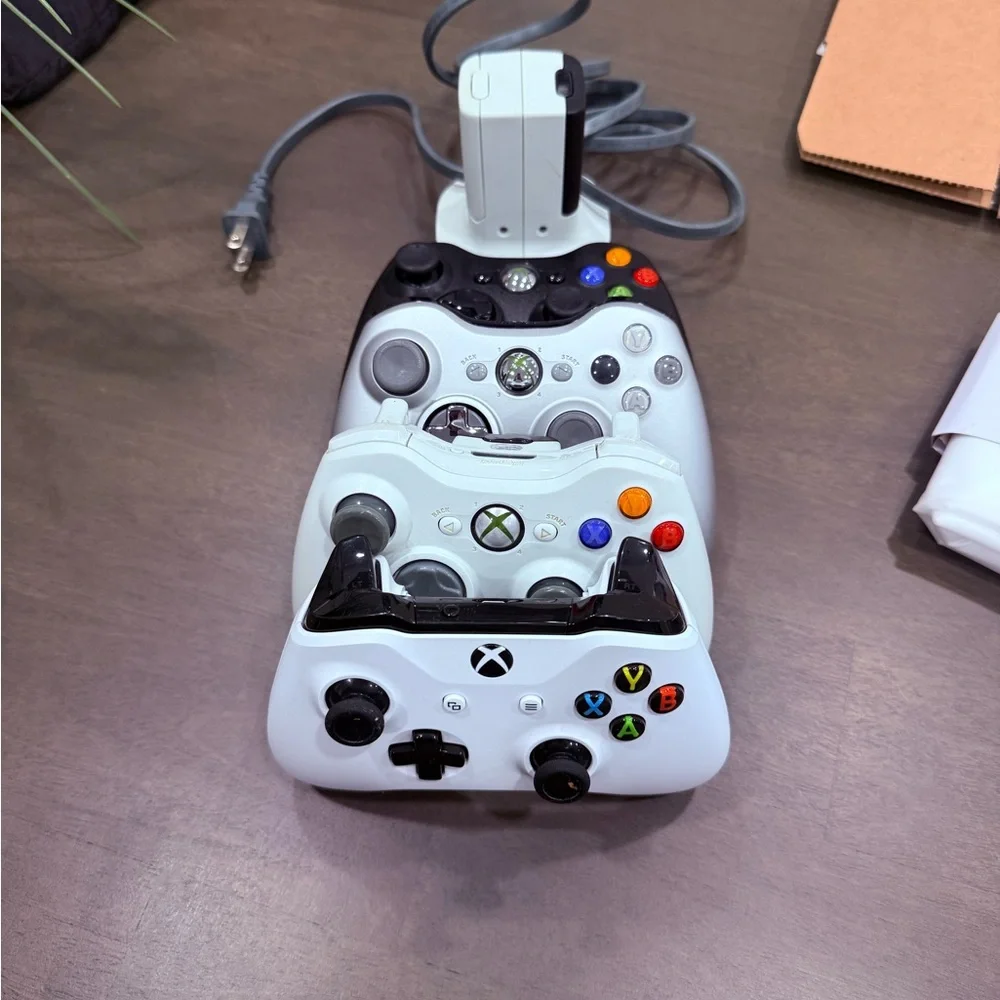 Xbox One S 1TB + 3 Wireless Controllers + Quick Charge Set